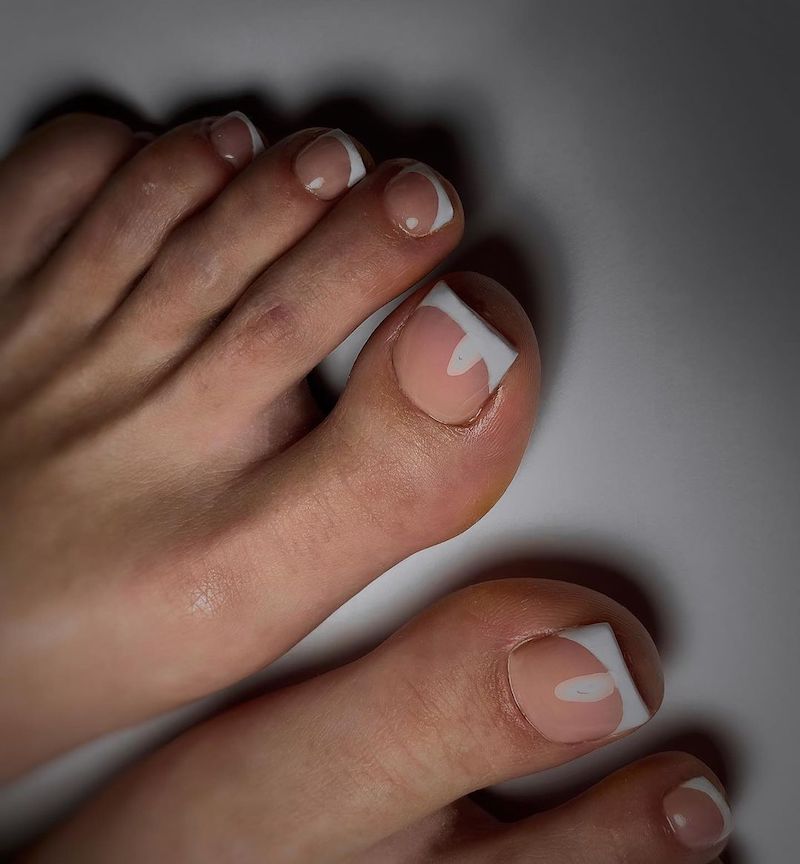 french-unghie-piedi-bianco