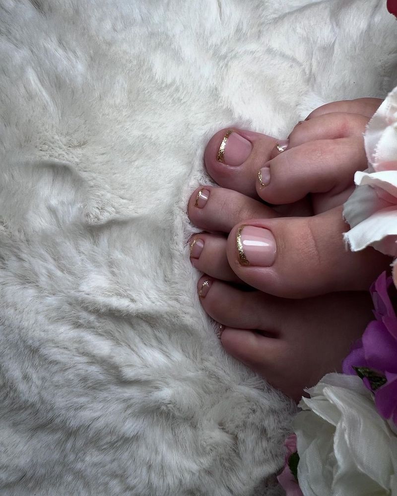 french-unghie-piedi-oro