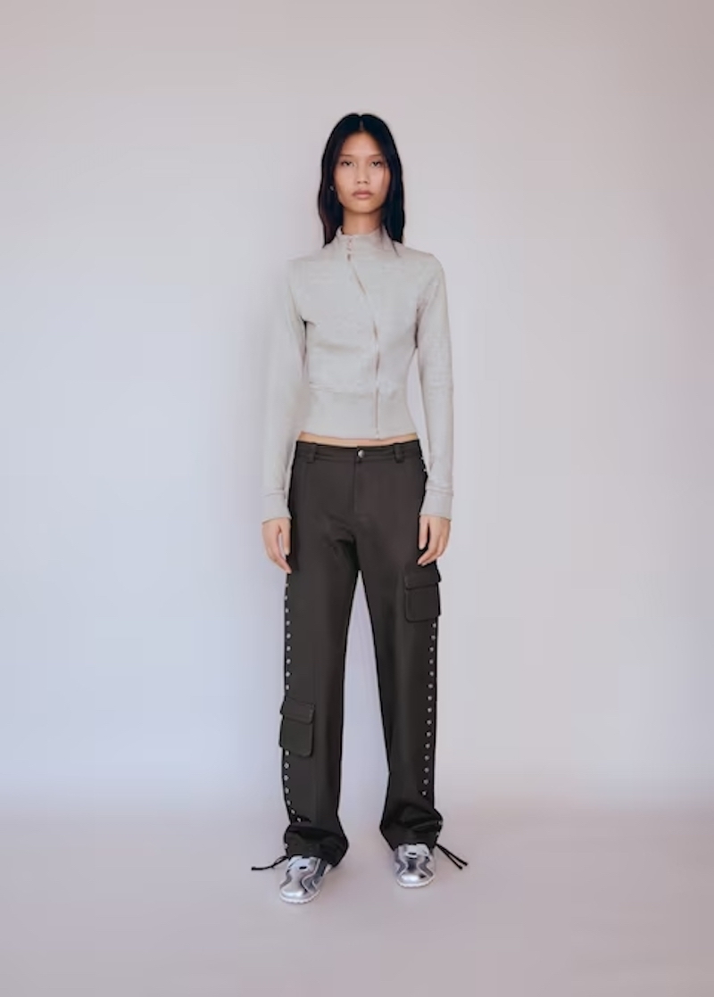 pantaloni-cargo-autunno-2024-nero-borchie
