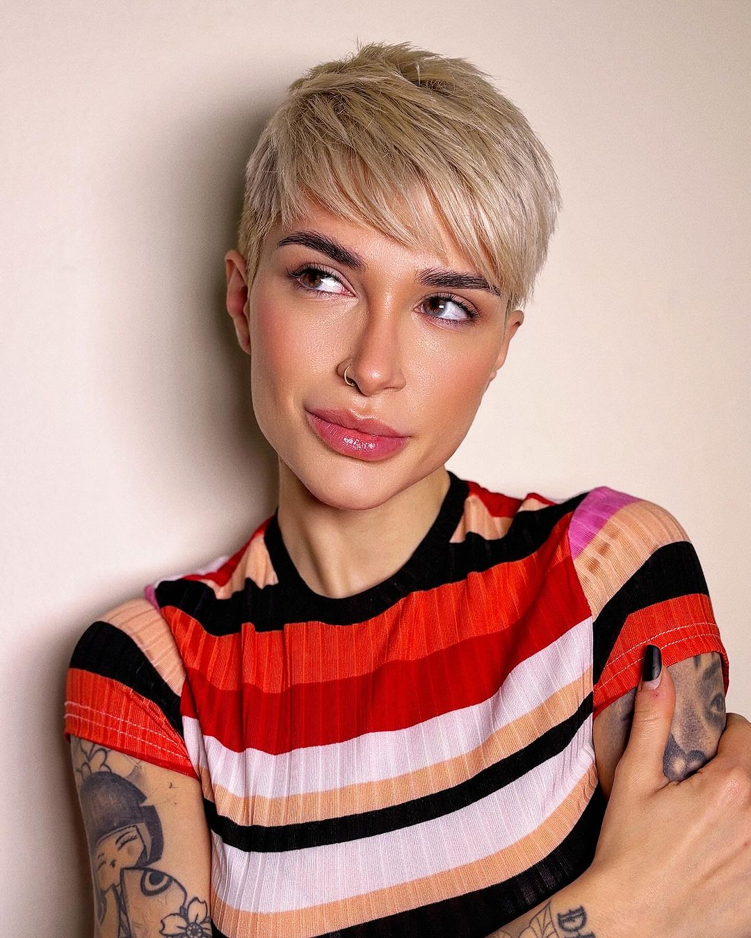 pixie-cut-frangia-biondo