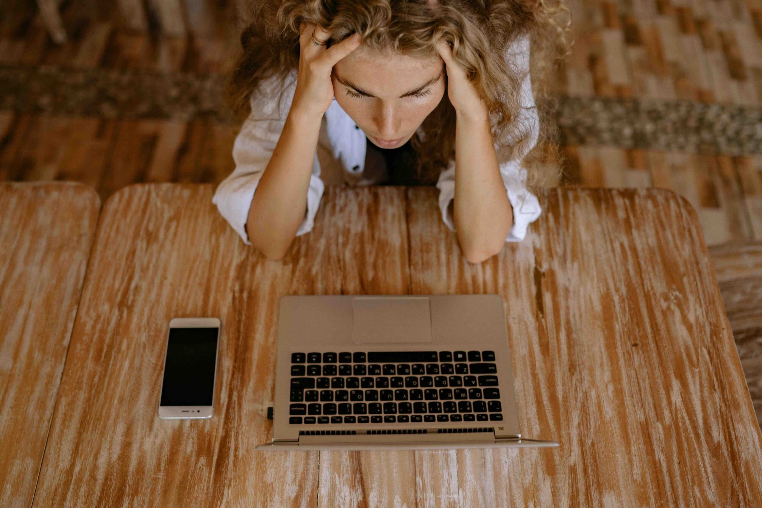 indrome-impostore-donna-disagio-lavoro-computer