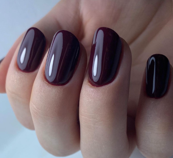 smalto-burgundy-quali-scegliere-idee-nail-art-sofisticate-monocolore-burgundy-marrone