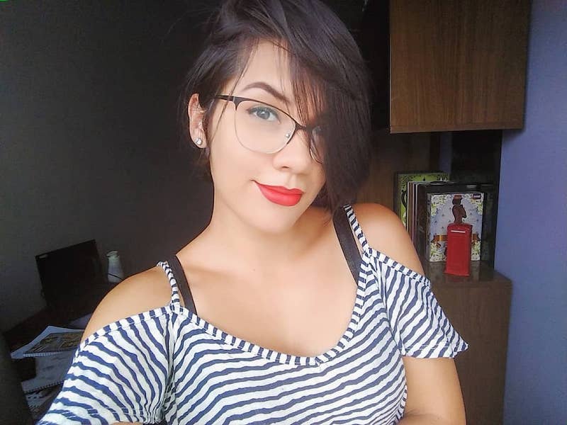 tagli-capelli-corti-chi-indossa-occhiali-ciuffo-lungo