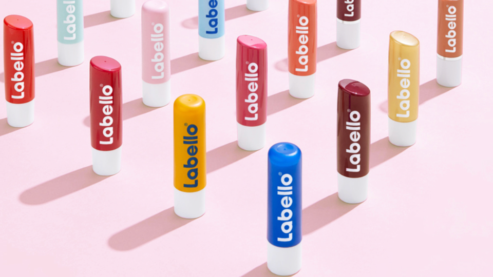 come-usare-balsamo-labello-usi-oltre-labbra-copertina