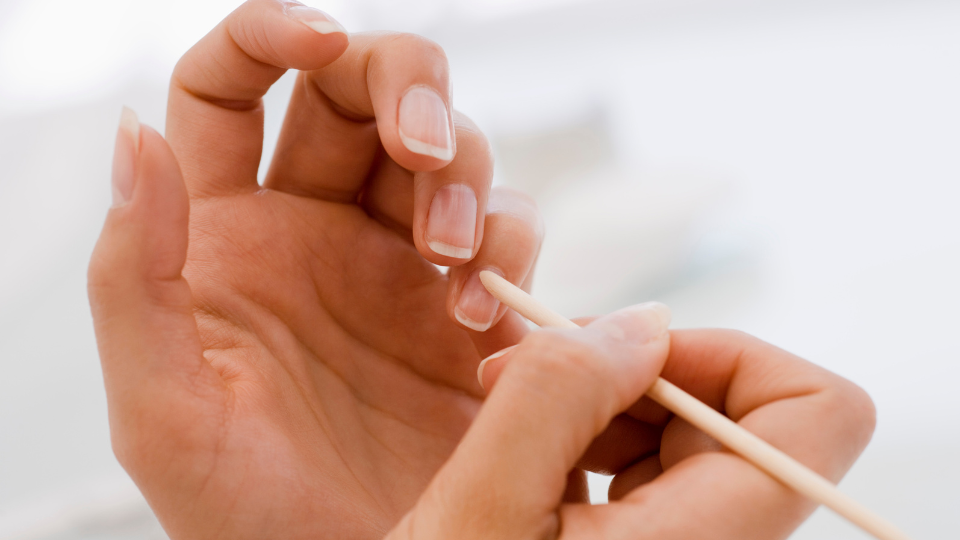 come-usare-balsamo-labello-usi-oltre-labbra-cuticole
