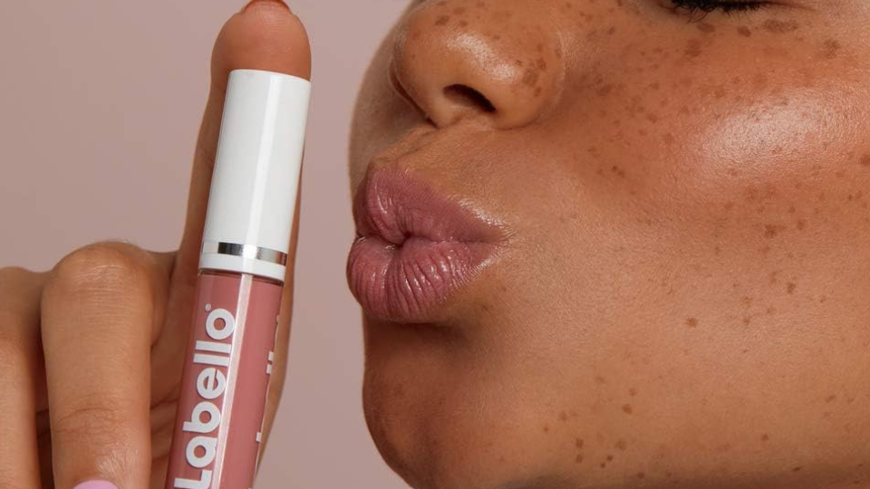 come-usare-balsamo-labello-usi-oltre-labbra-lip-gloss