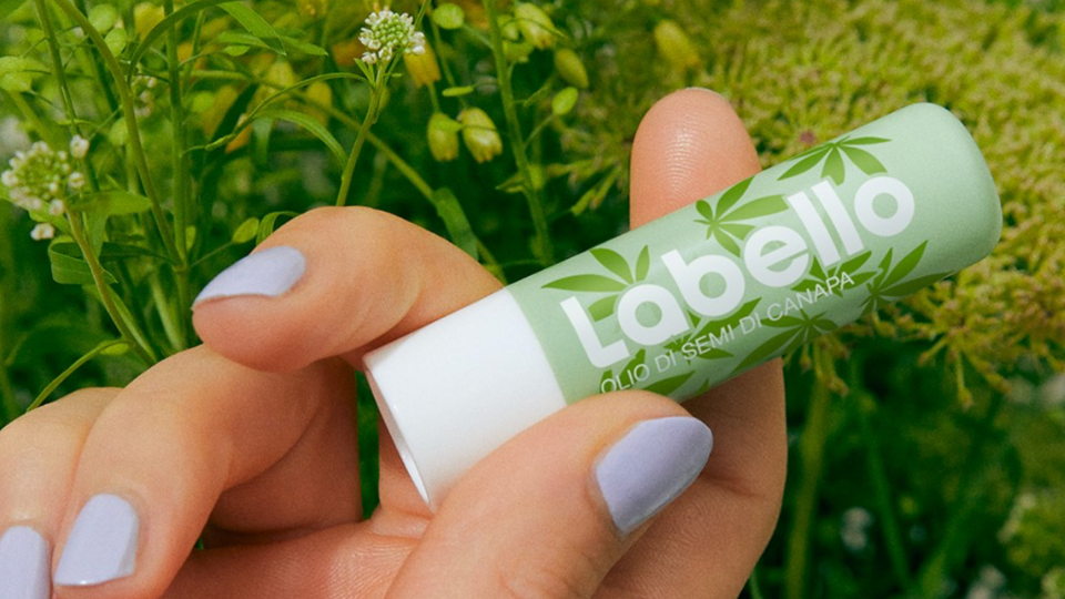 come-usare-balsamo-labello-usi-oltre-labbra-semi-canapa-naturale