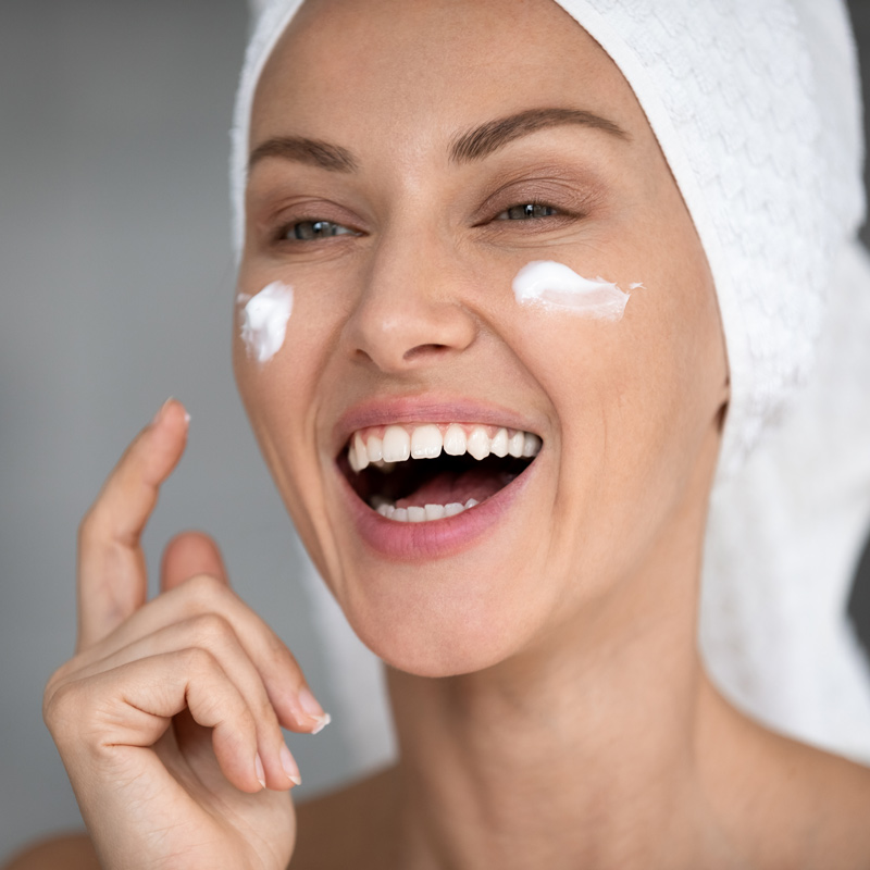 creme-viso-acido-ialuronico-donna-viso