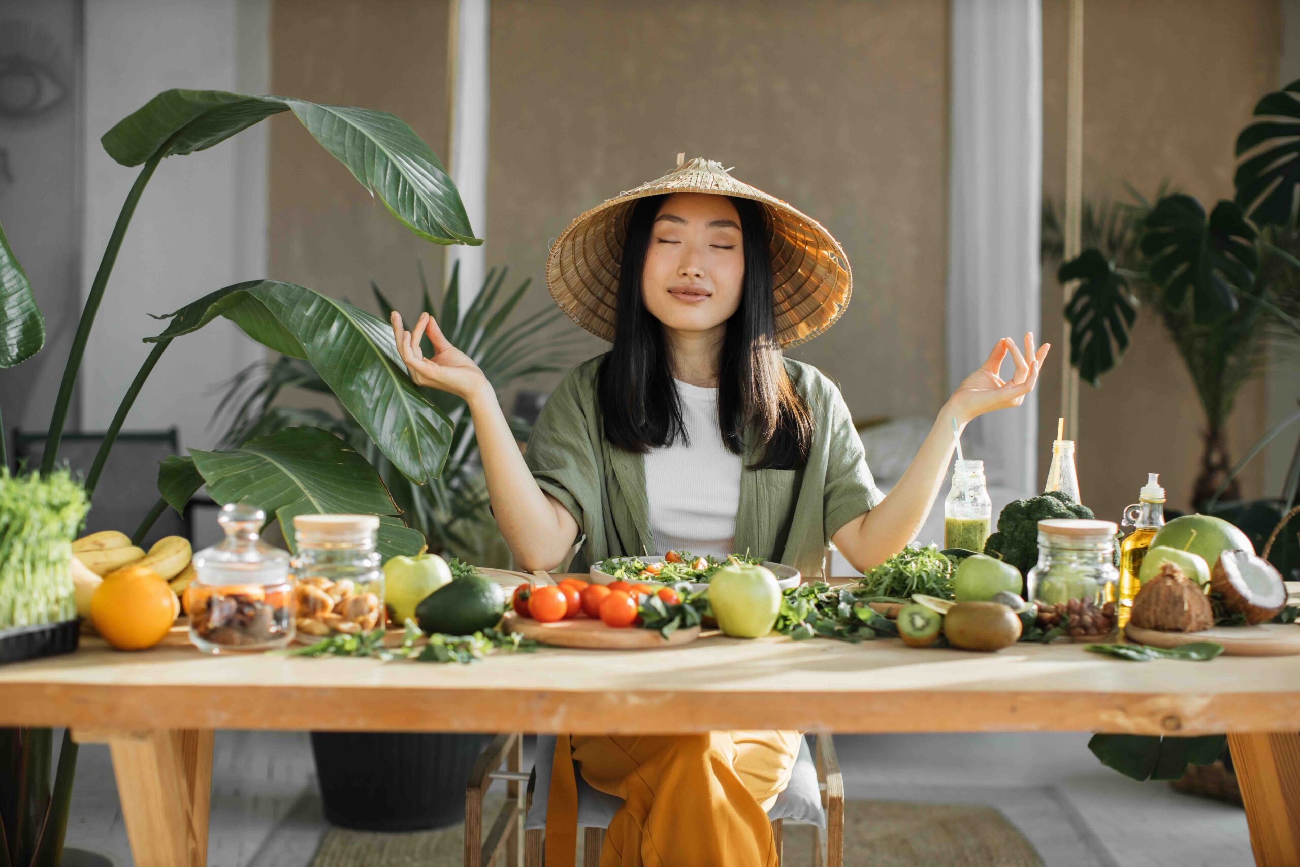 donna-mindful-eating-posizione-yoga-tavola-frutta-verdura
