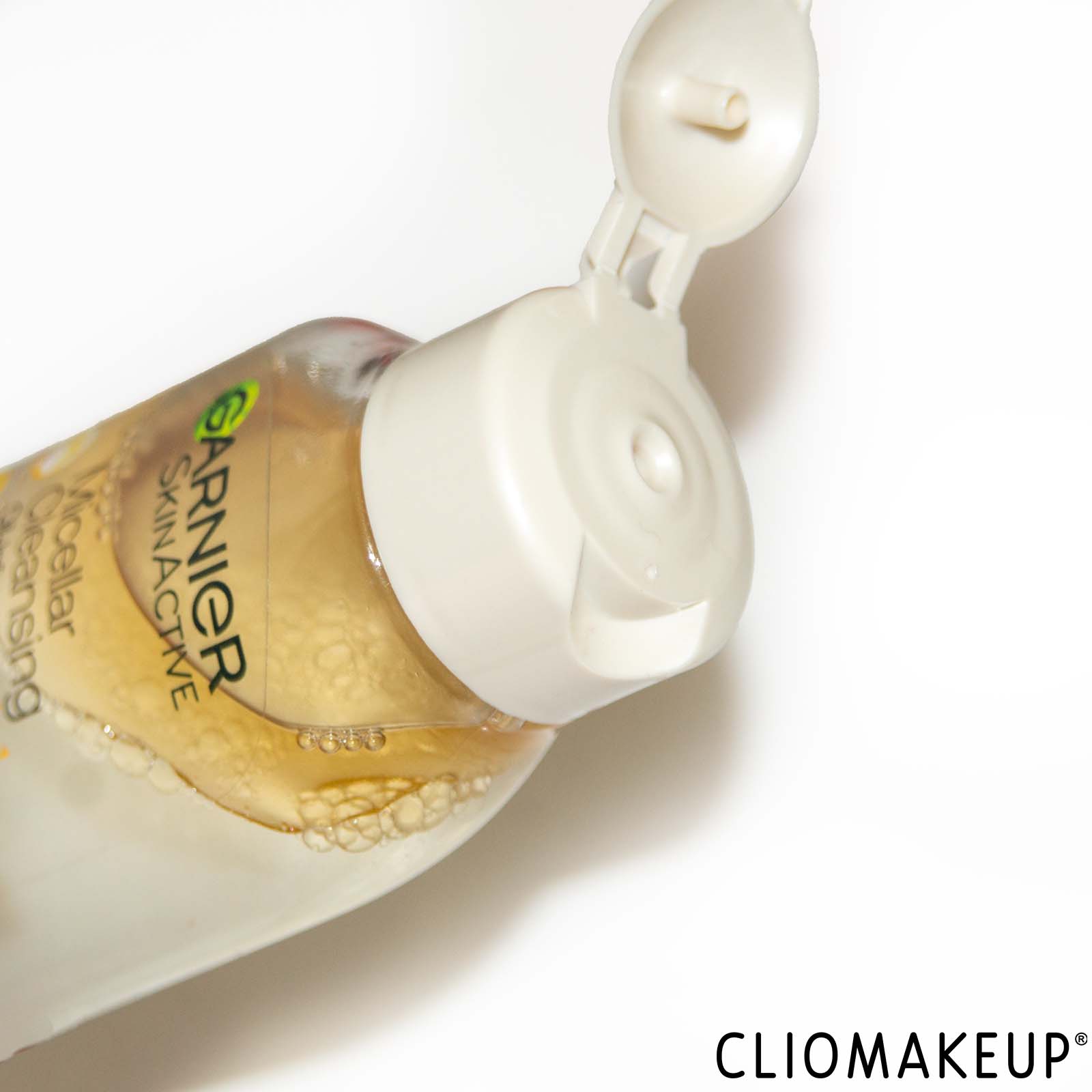 recensione-acqua-micellare-garnier-micellar-water-oil-infused-facial-cleanser-close-up