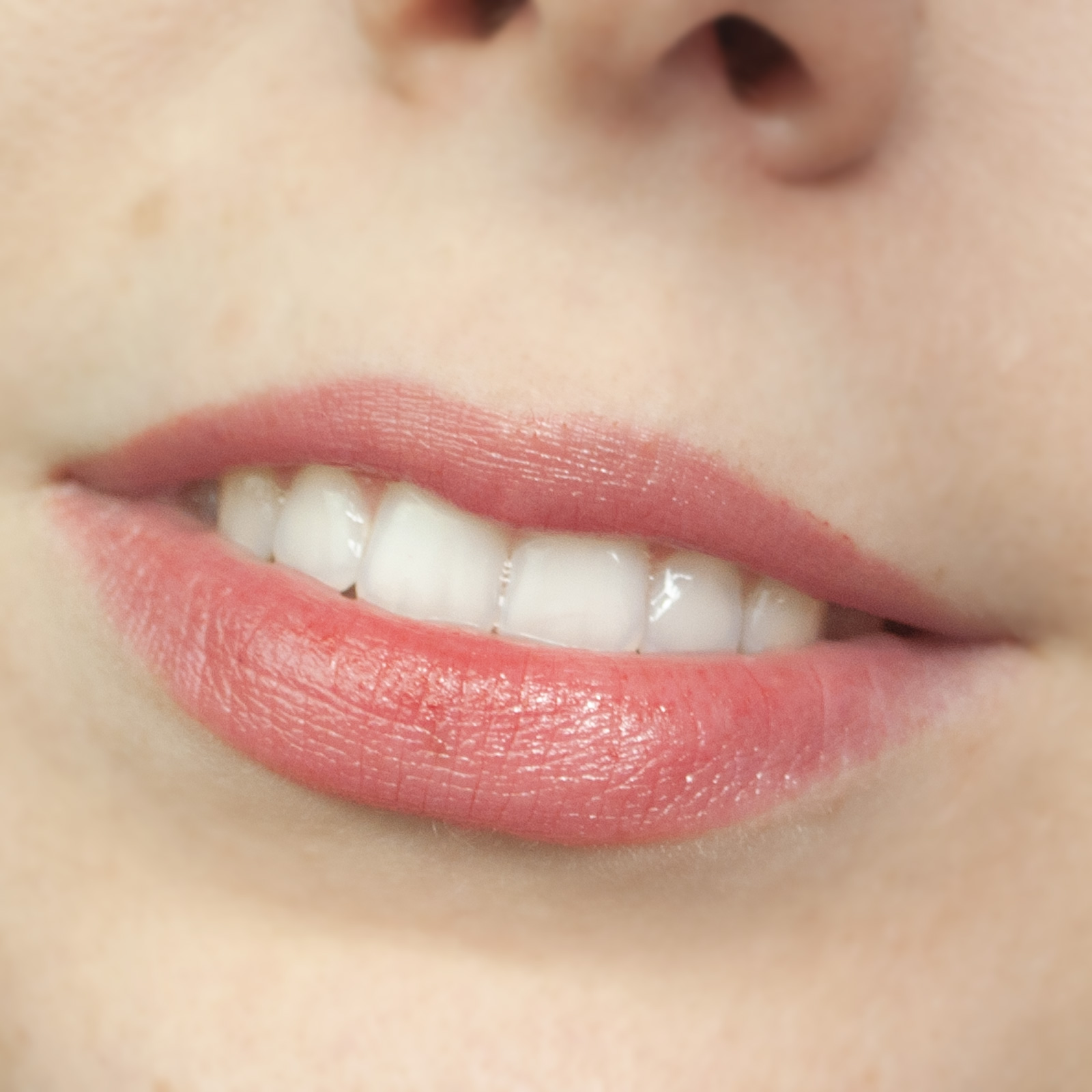 recensione-balsamo-labbra-e-guance-labello-caring-beauty-lip-e-cheek-spf-30-applicazione-prodotto