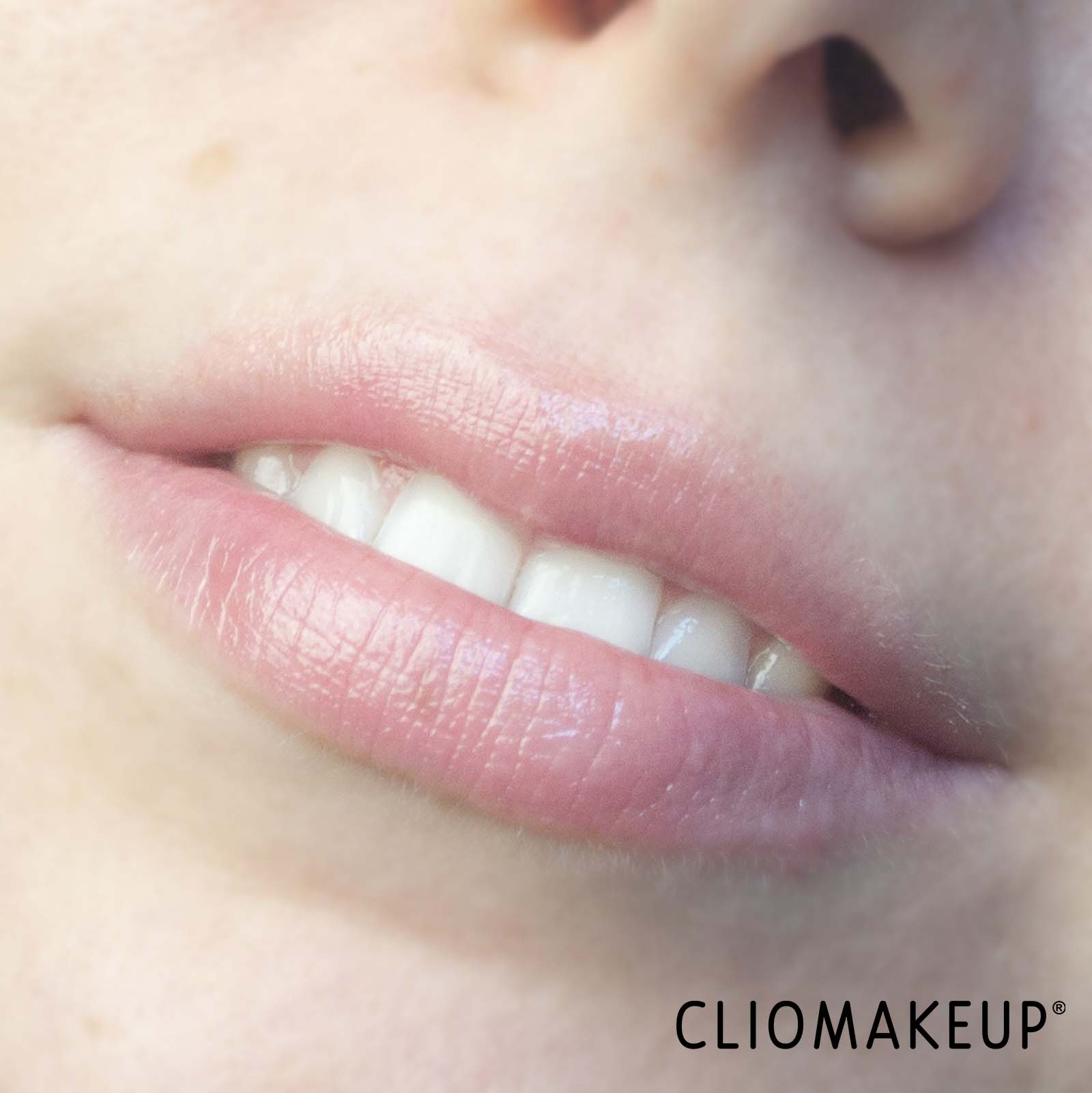recensione-balsamo-labbra-leocrema-acido-ialuronico-labbra-con-balsamo-labbra-applicato