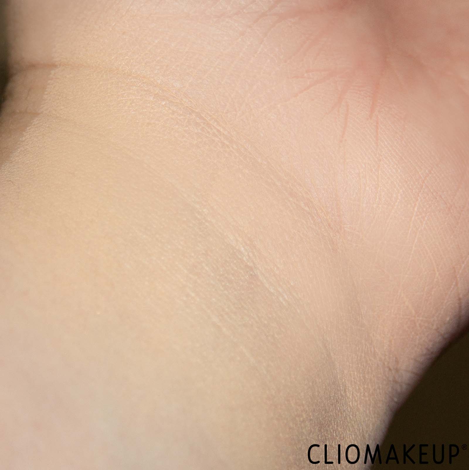 recensione-urban-decay-face-bond-foundation-swatch-braccio