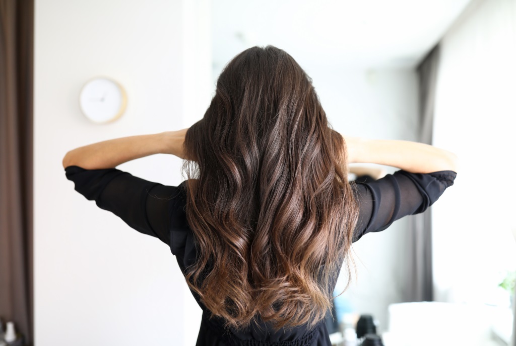 tagli-capelli-lunghi-ringiovaniscono-copertina