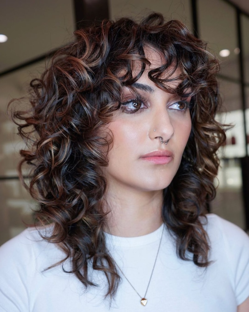 tagli-capelli-ricci-autunno-2024-medi-scalati-