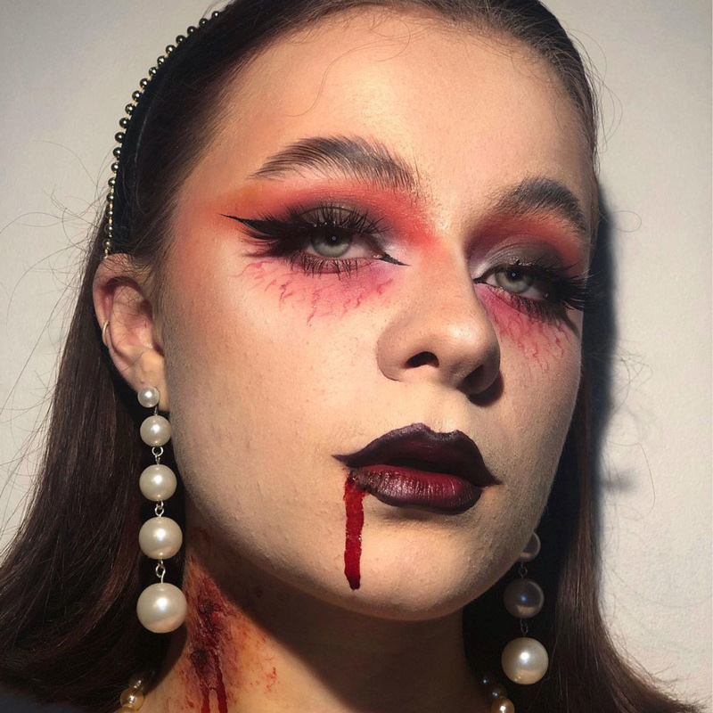 trucco-vampira-labbra-nere