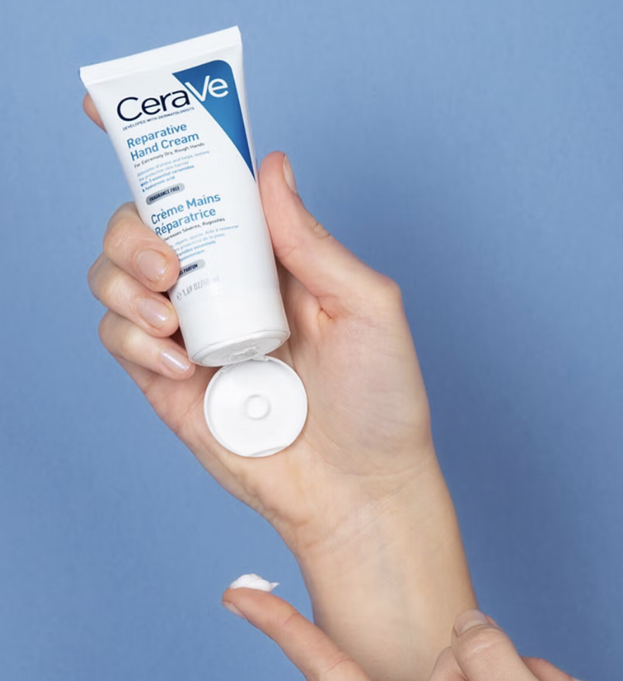come-usare-crema-idratante-corpo-viso-cerave-moisturising-mani