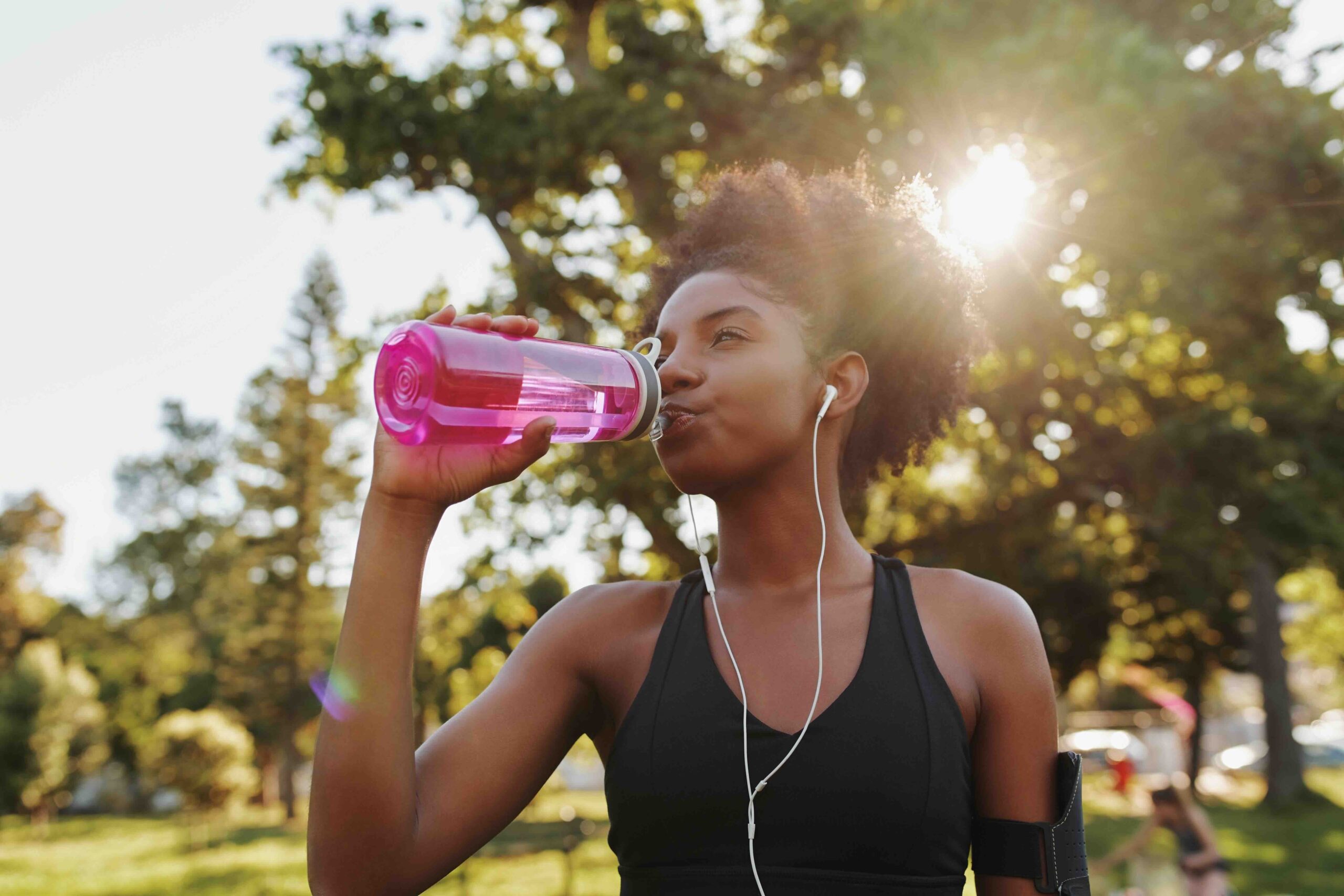 alimentazione-pelle-bere-acqua-ragazza-fitness