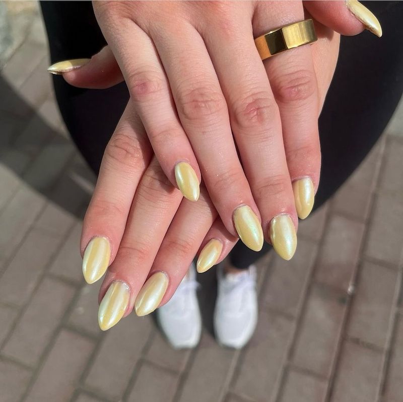 butter-yellow-nails-cromato