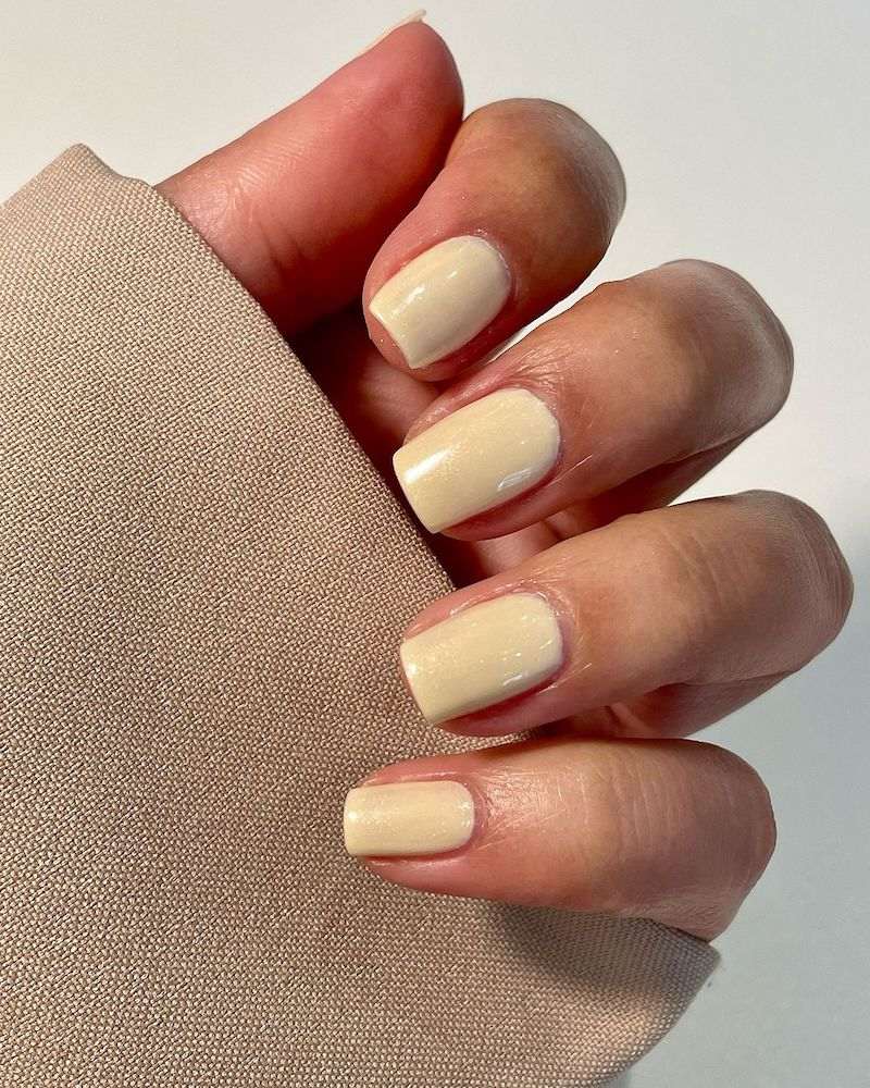 butter-yellow-nails-monocromatico