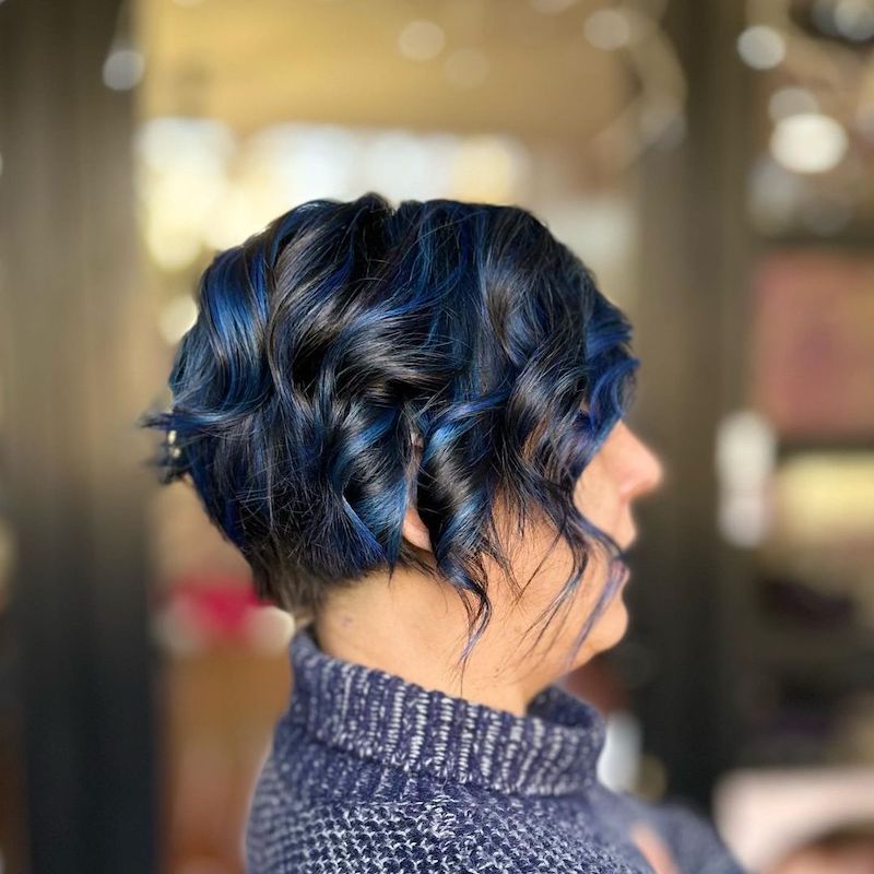 colpi-di-sole-capelli-corti-nero-blu