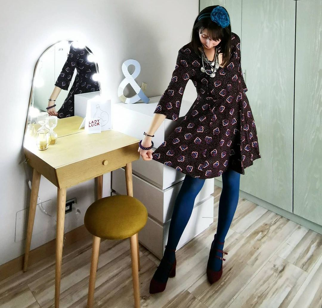come-indossare-collant-colorati-blu