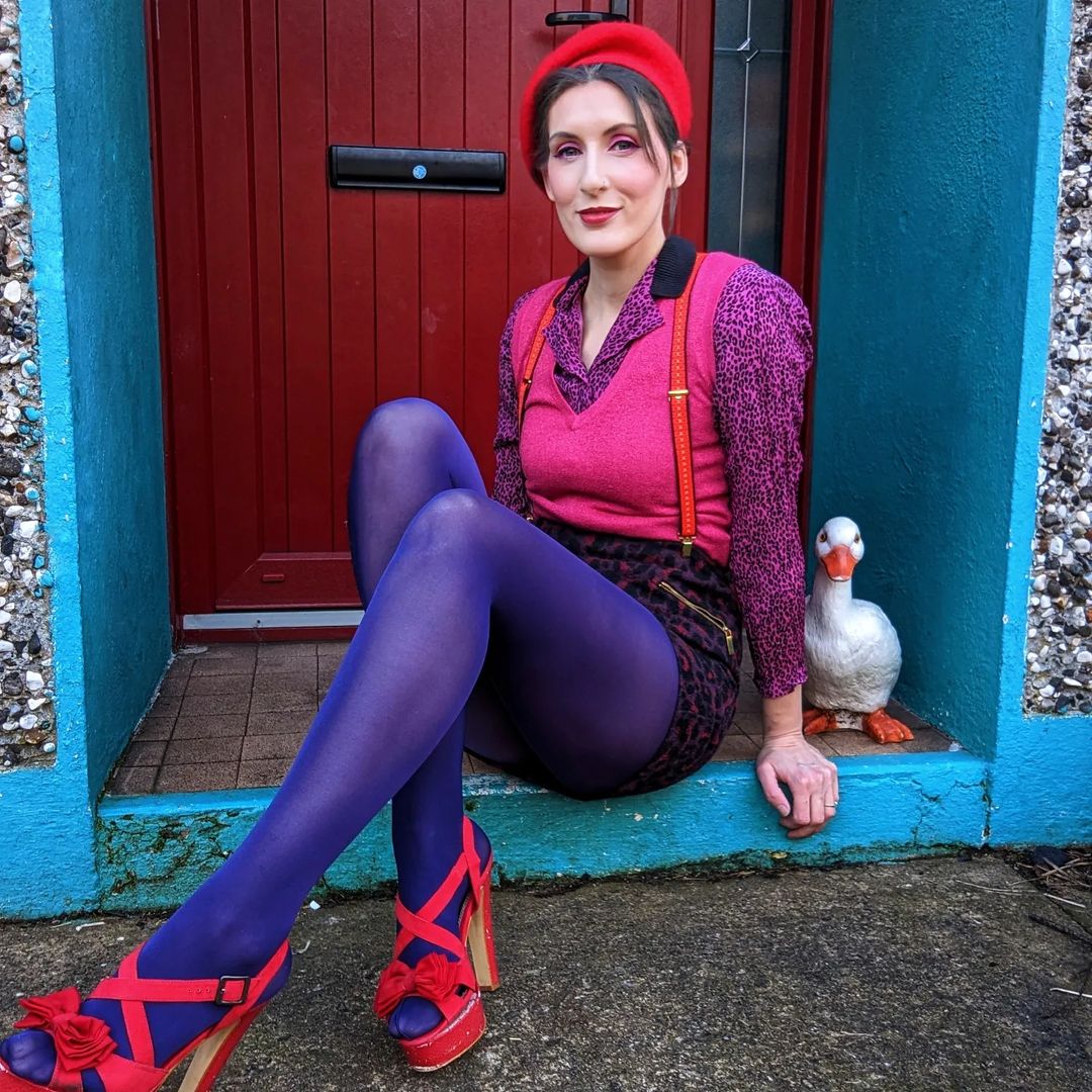 come-indossare-collant-colorati-viola-outfit