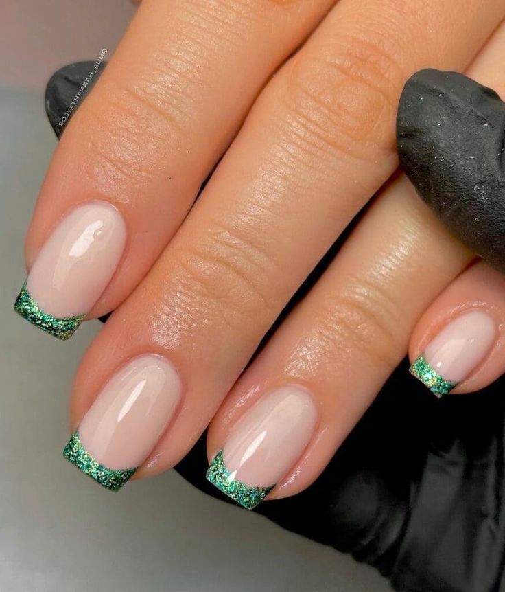 french-glitter-unghie-natalizie-verde