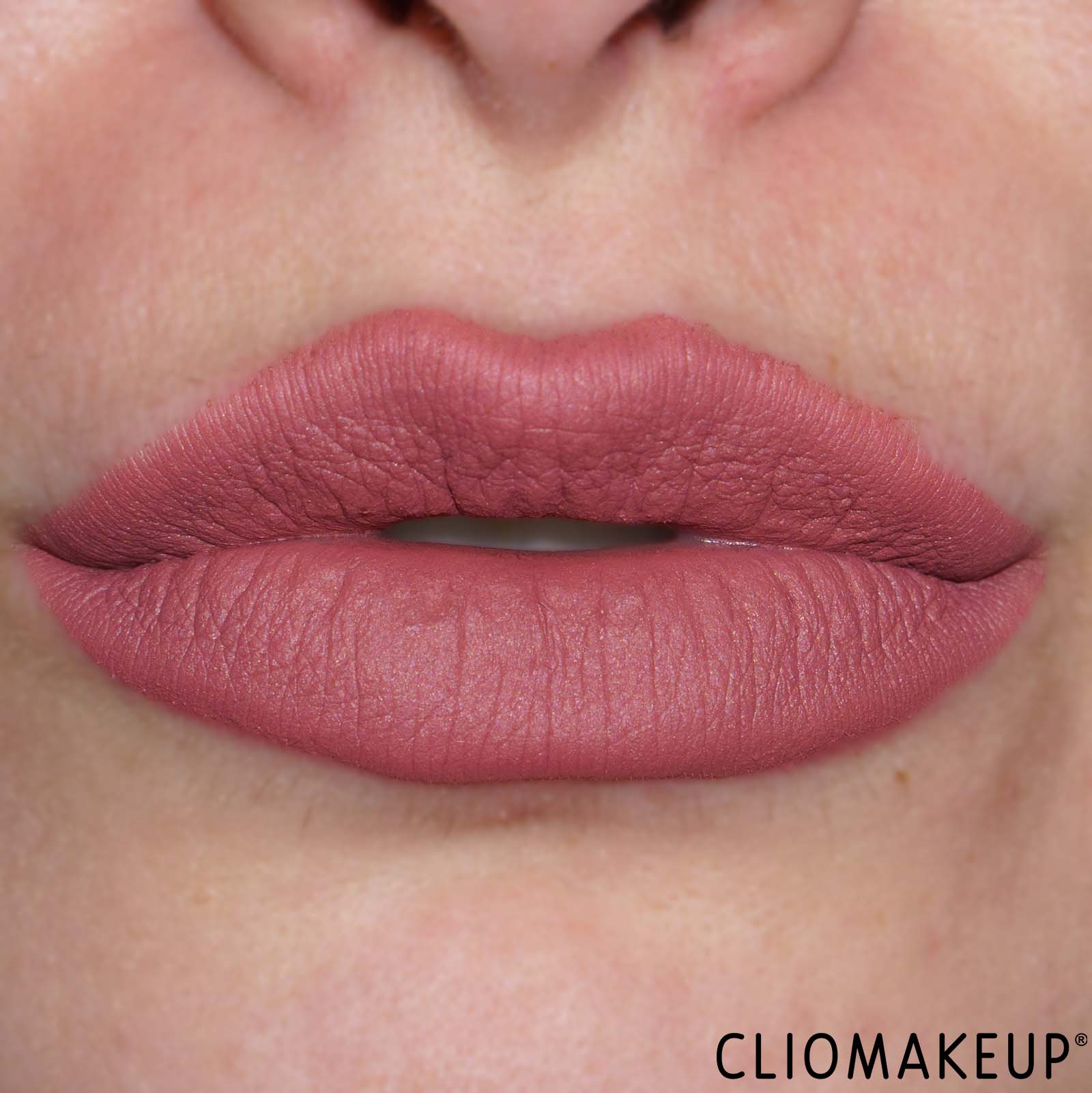 recensione-rossetto-anastasia-beverly-hills-lip-velvet-lipstick-applicazione