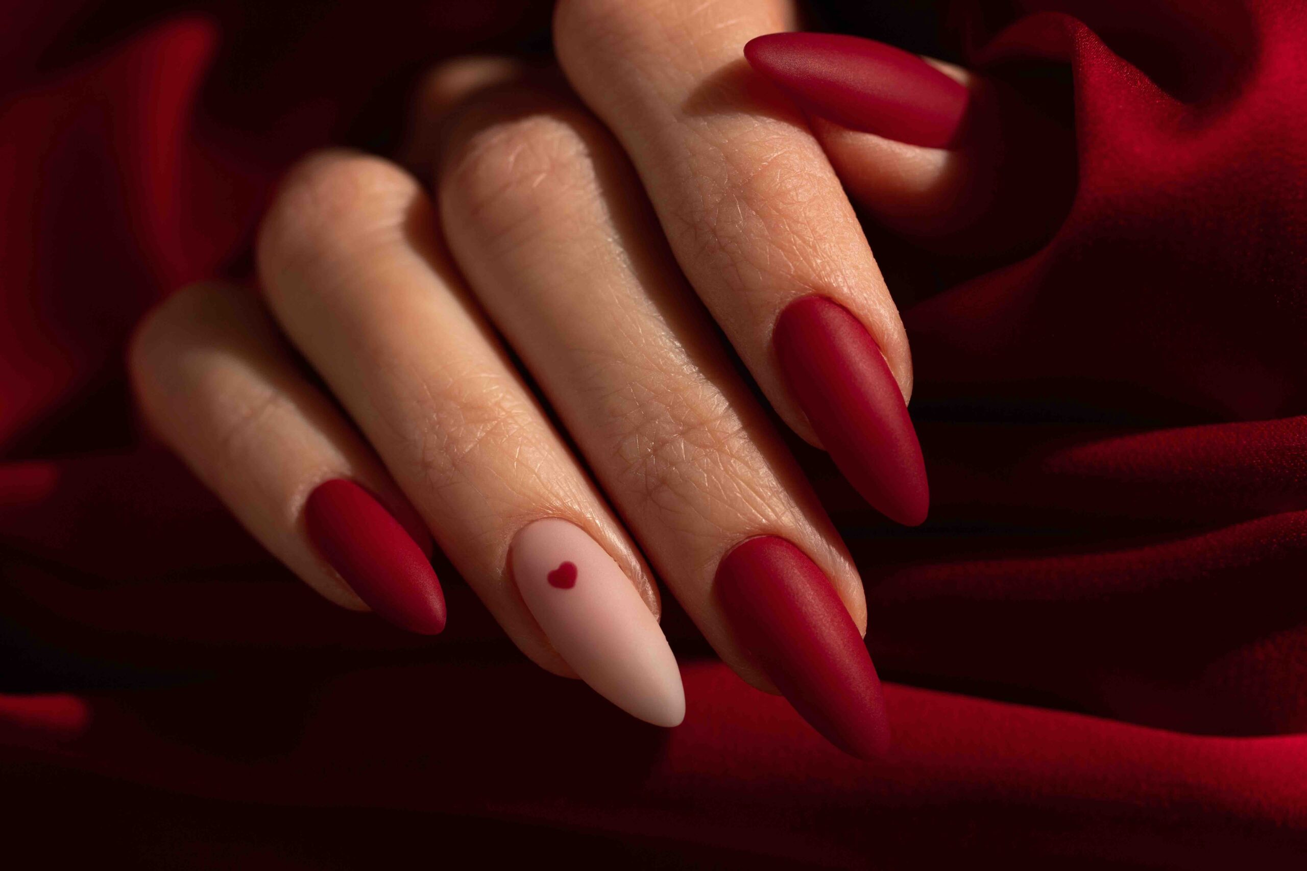 unghie-gel-natalizie-rosso-opaco-cuore