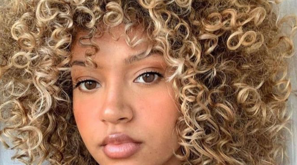 colore-capelli-biondo-cashmere-blonde-tendenza-colore-pelle-scura
