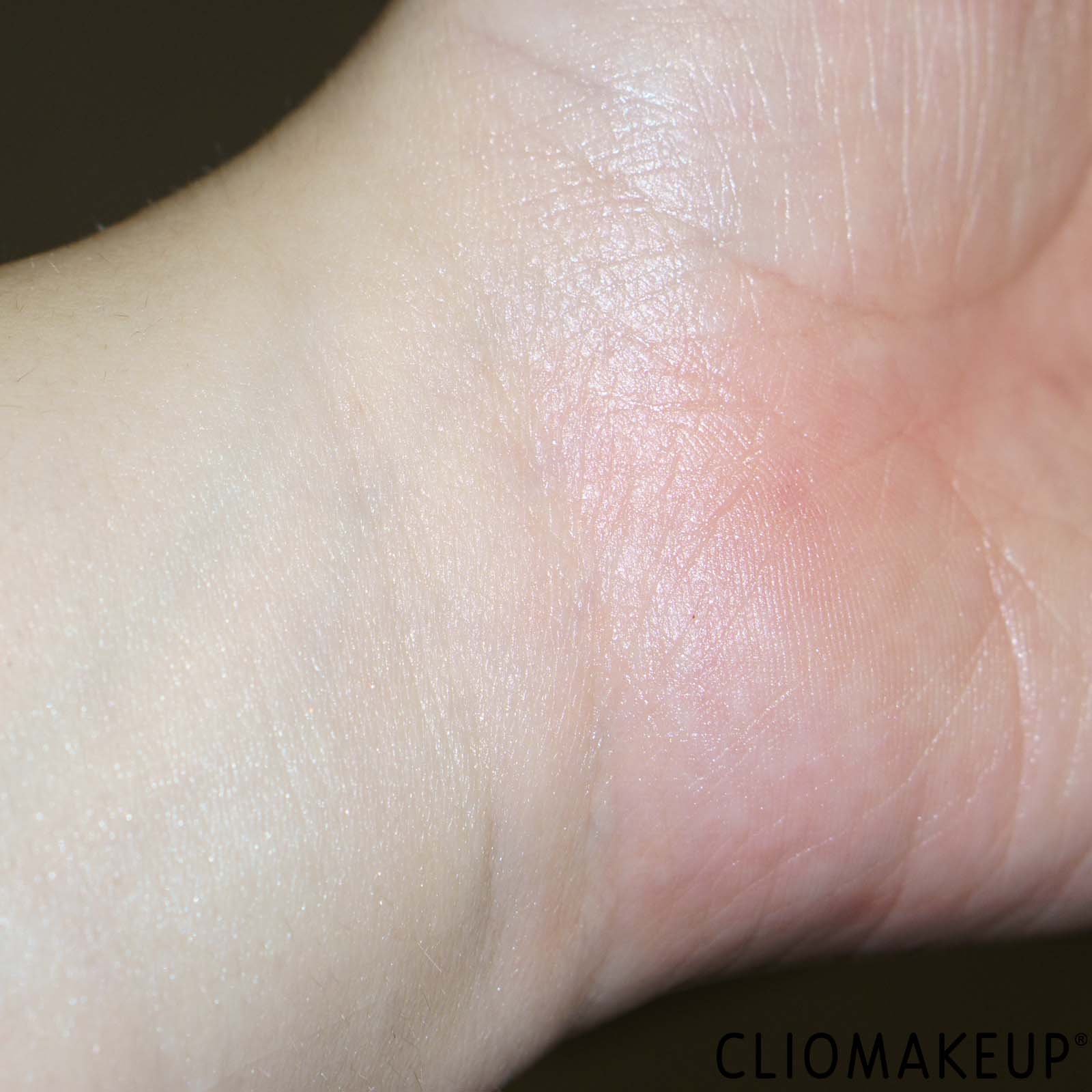 recensione-crema-viso-revolution-skin-cica-moisturiser-swatch-braccio