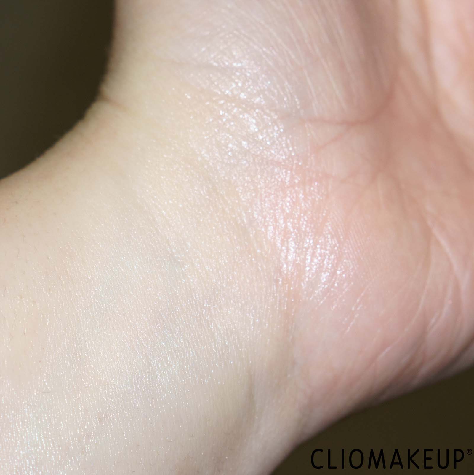 recensione-olio-viso-revolution-pro-miracle-oil-swatch-braccio