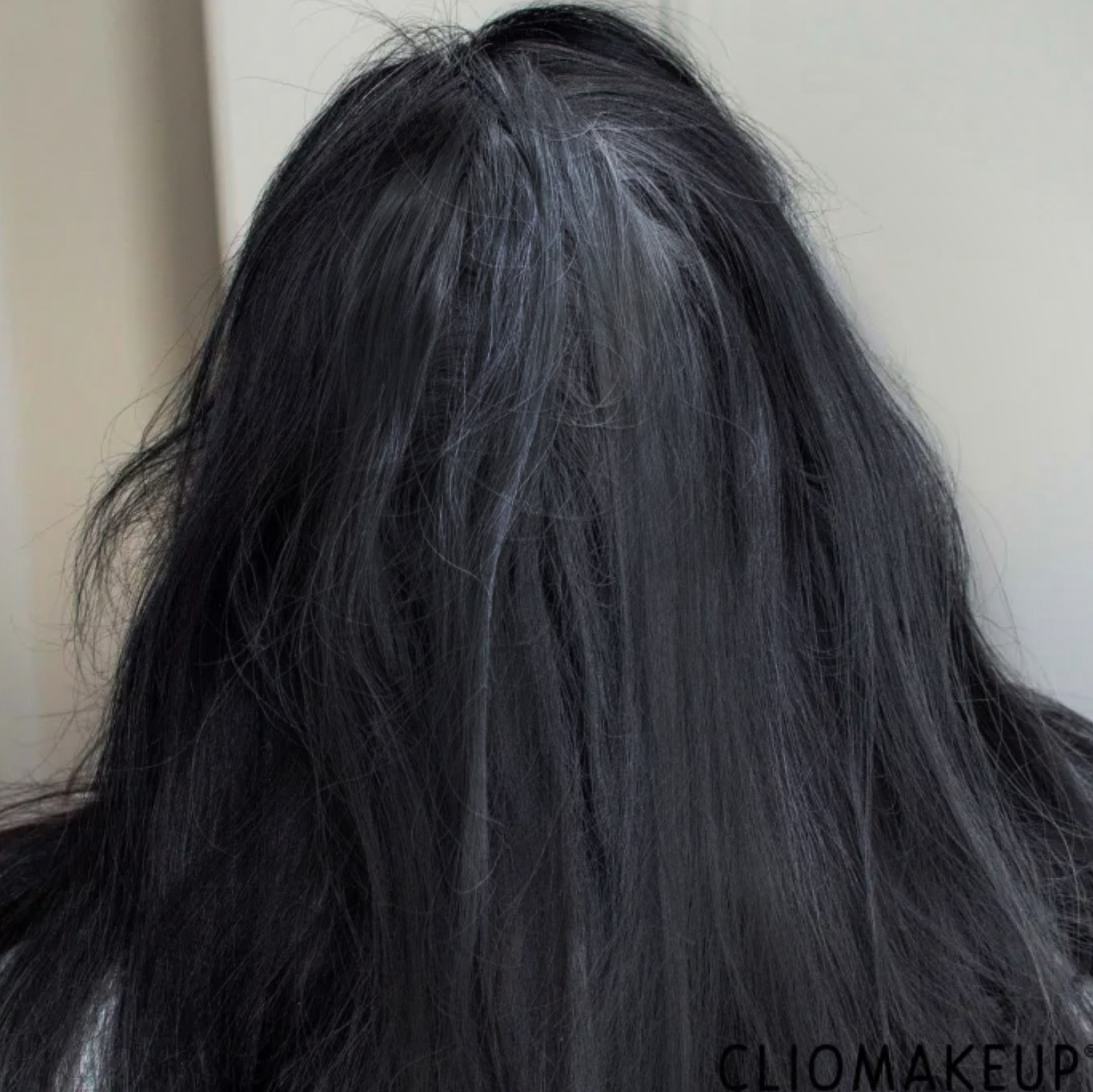 recensione-shampoo-secco-olaplex-no-4d-clean-volume-detox-dry-shampoo-applicazione