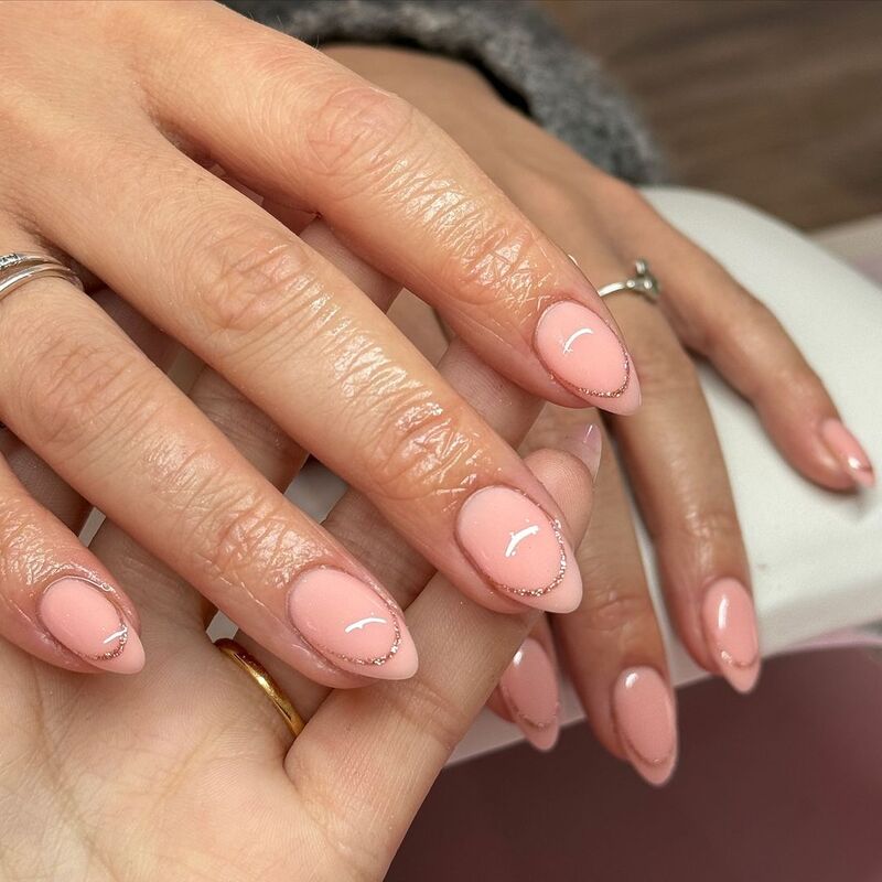 smalto-oro-rosa-unghie-corte