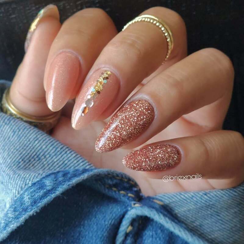 smalto-oro-rosa-unghie-lunghe