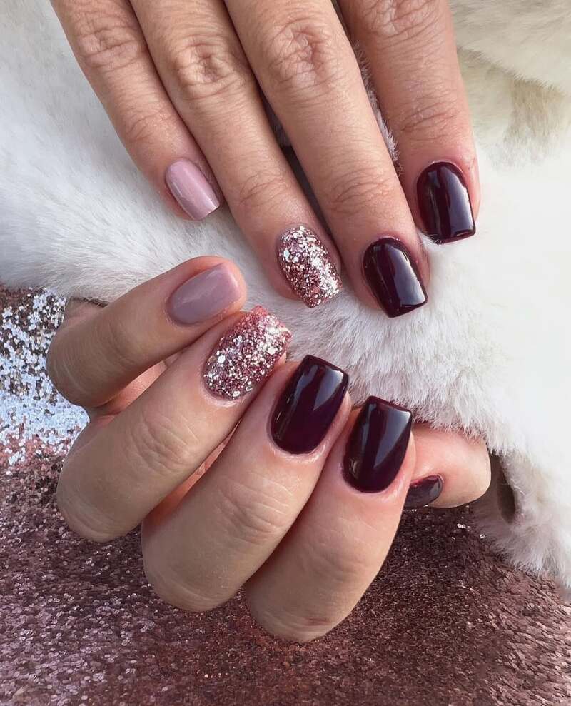 smalto-oro-rosa-unghie-quadrate