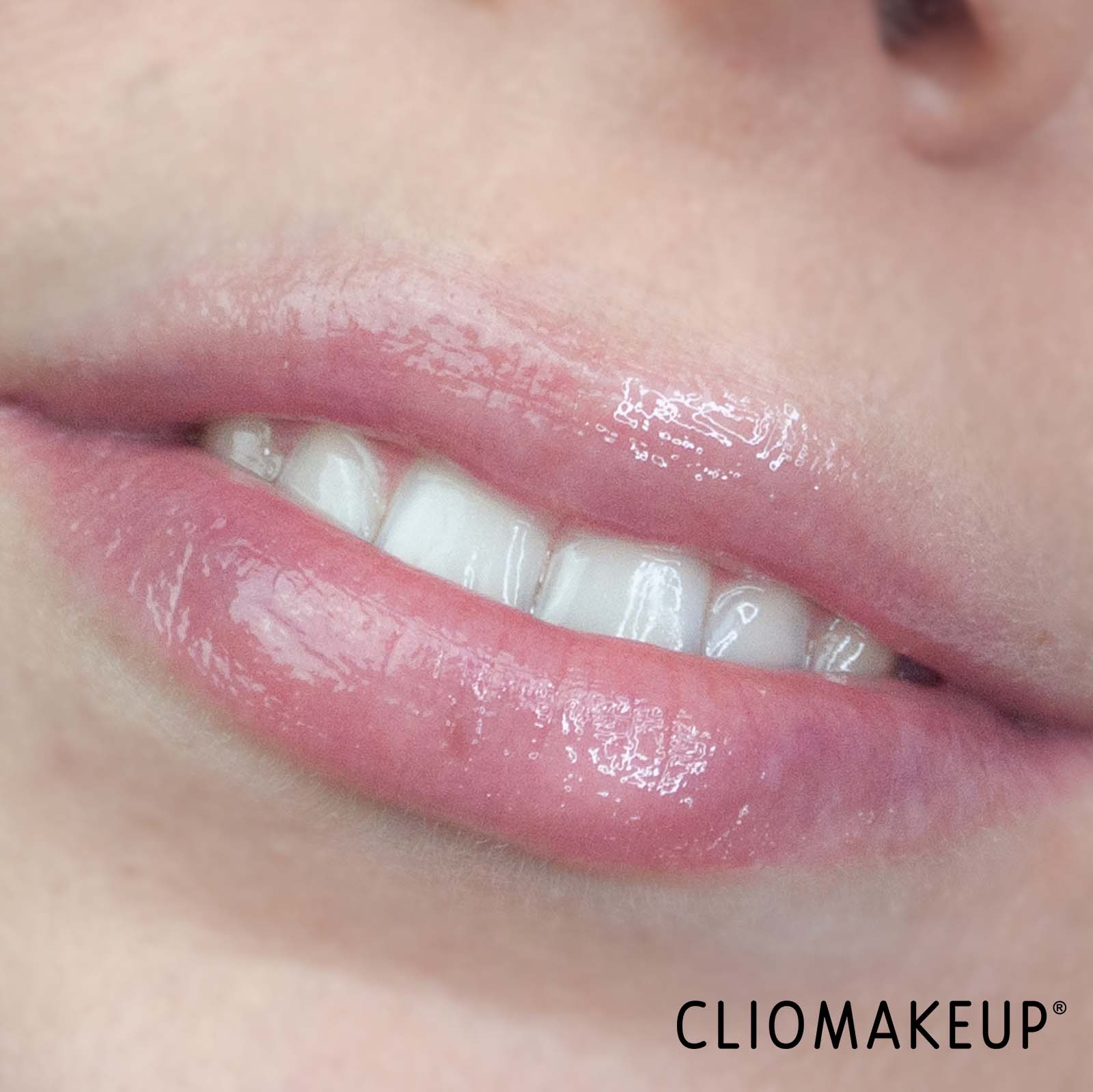 recensione-balsamo-labbra-fresh-sugar-coconut-hydrating-lip-balm-prodotto-applicato
