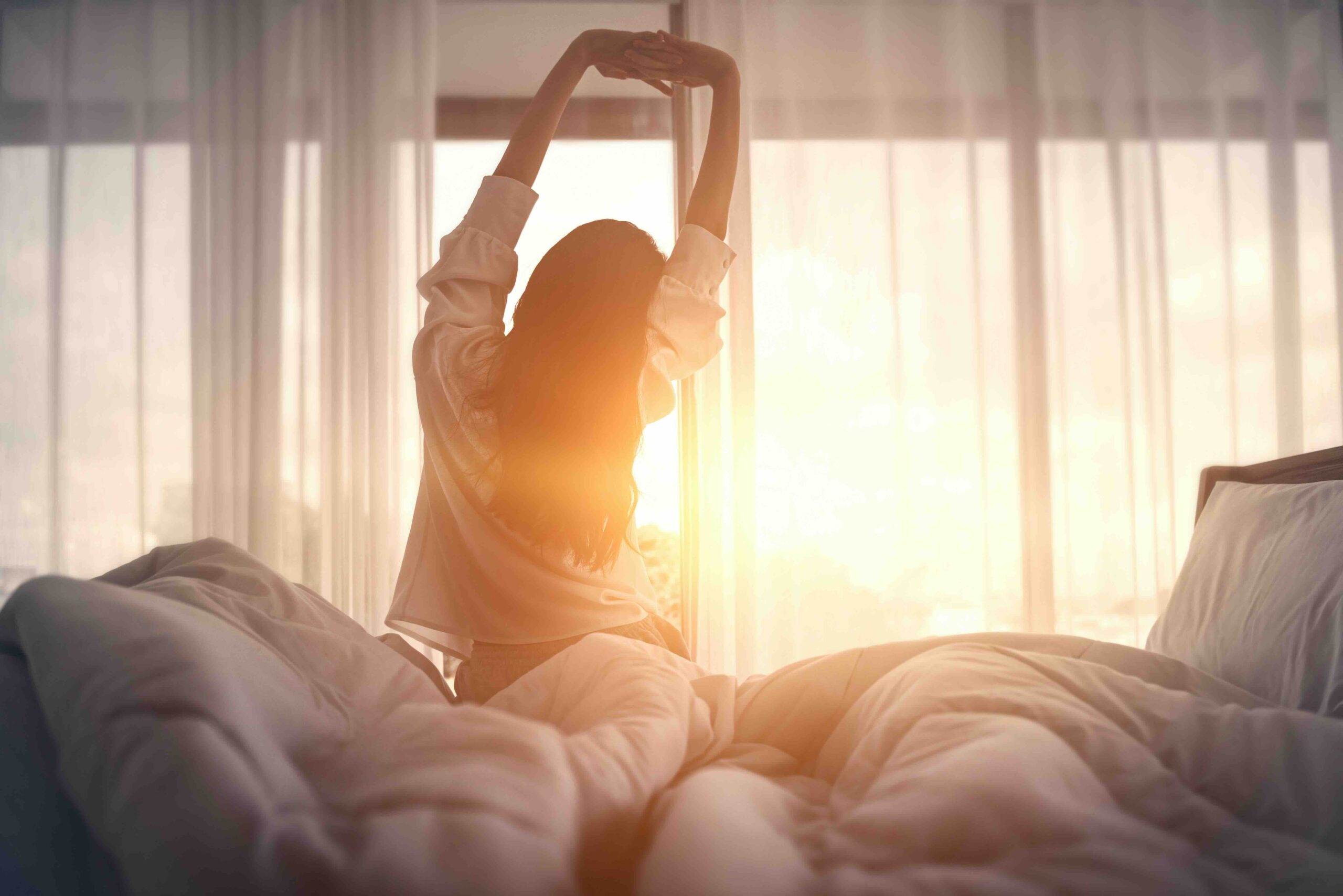 qualita-sonno-donna-sveglia-sole-stretching